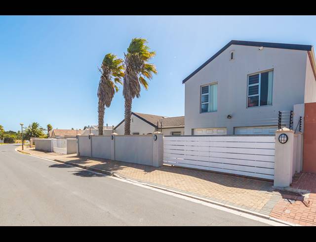 6 BEDROOM FREESTANDING TO LET IN TABLE VIEW
